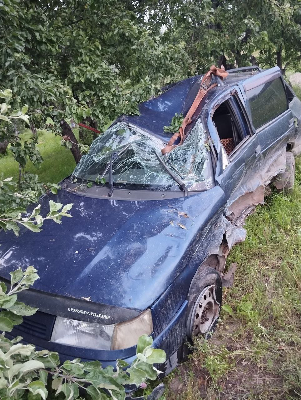 ДТП у Малині: від зіткнення перекинувся автомобіль з причепом та кубом води